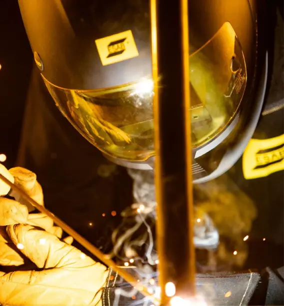 Profesional haciendo soldadura con todo el equipo de la marca ESAB