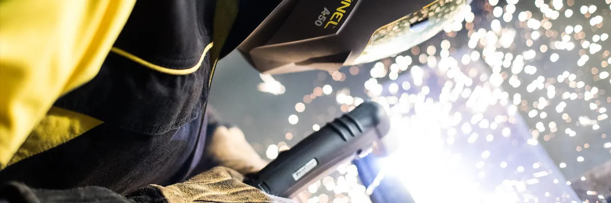 Persona haciendo soldadura con electrodo marca ESAB en SLP