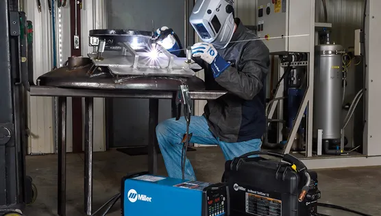 Profesional haciedo soldadura TIG con equipo Miller en SLP